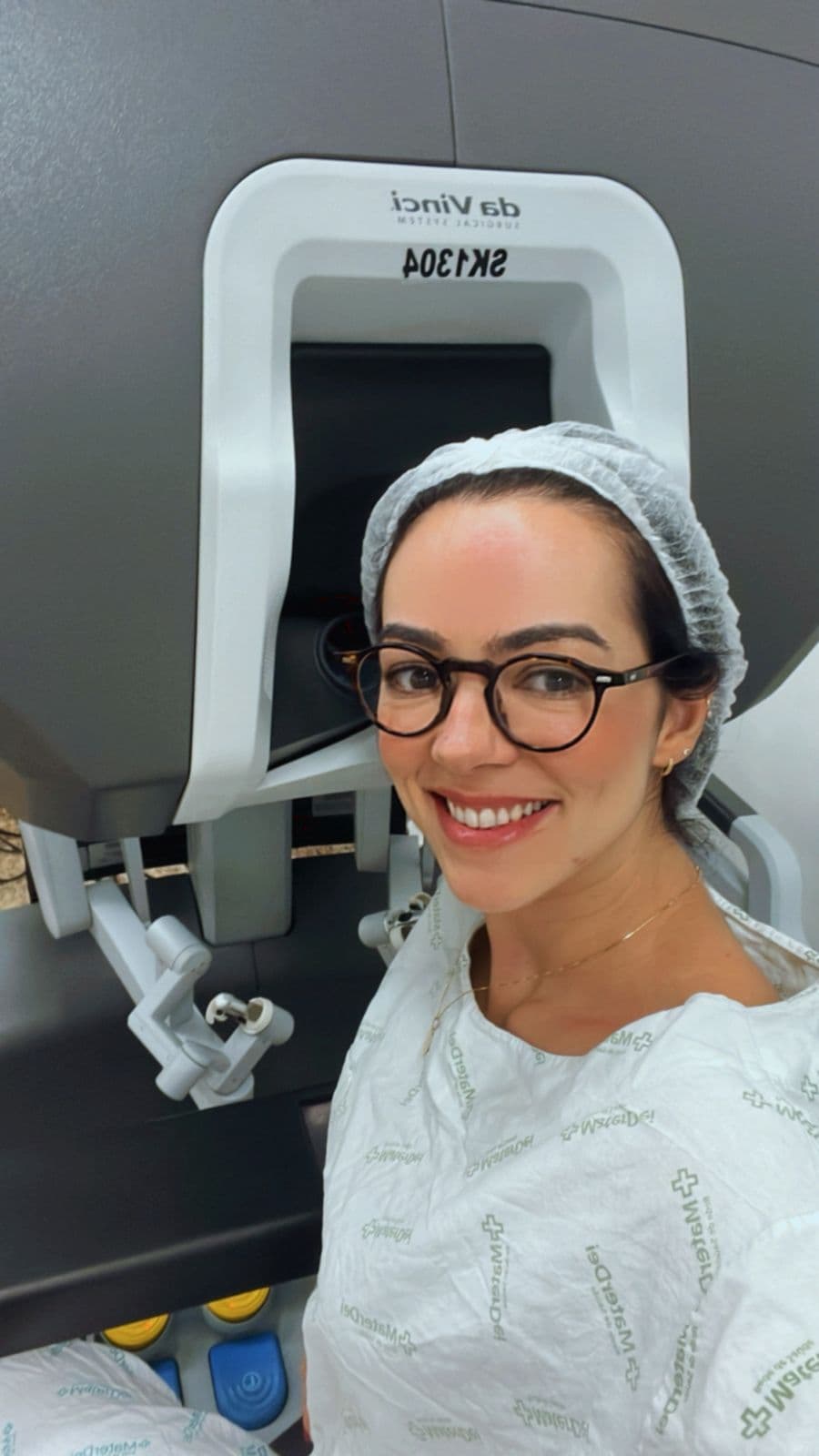 Dra. Priscila Marçal com a plataforma robótica da Vinci